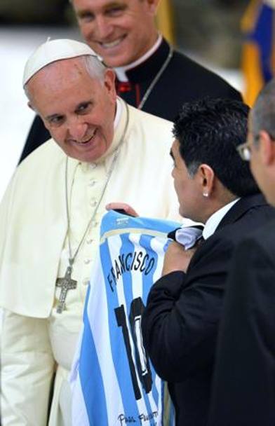 Maradona consegna al Papa la sua maglia dell&#39;Argentina autografata. Afp